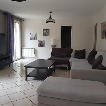 Familiale Dans Un Quartier Residentiel *