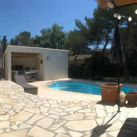 Βίλα Familiale Dans Un Quartier Residentiel *
