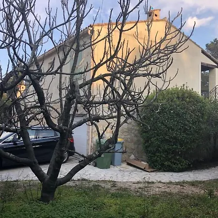Familiale Dans Un Quartier Residentiel *